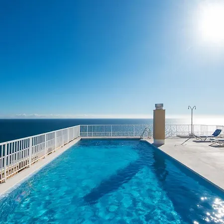 Rentandhomes Beachfront Center Appartement